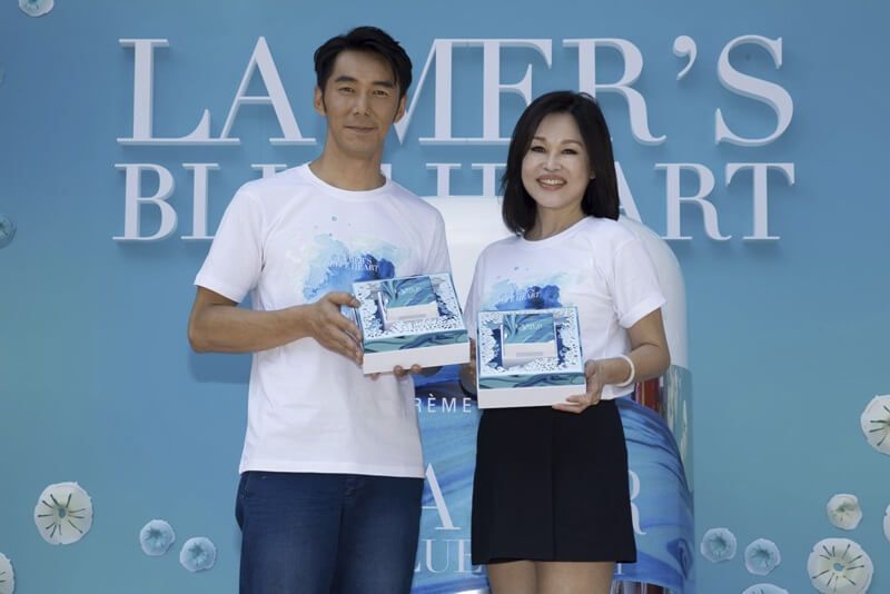 李仁偕同海洋拉娜總經理蔡易伶女士展示2016限量乳霜全新包裝