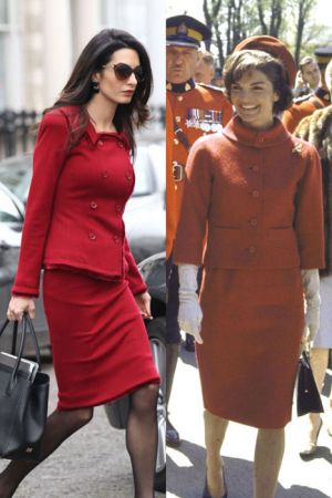 紅色排釦套裝 (2016 ; 1961)排釦套裝難免較為正式、拘謹的感覺,可以學Amal內搭黑色透膚絲襪和黑色墨鏡及黑包包等一致性的深色配件,讓整體看來更多了份神秘莫測的性感