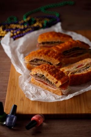 薩拉米黑椒牛三明治 Peppery Beef and Salami Sandwich with Olive Spread