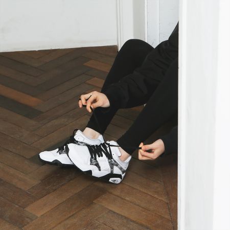 PUMA Blaze MRBL採用純白鞋身主色,搭配搶眼的大理石紋路側邊膠片設計