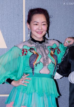 小S這次選擇了四件卡地亞頂級珠寶來做搭配,分別是鑲嵌248顆珍珠的流蘇鑽石耳環、鸚鵡粉色藍寶石戒指、綠碧璽戒指和美洲豹戒指