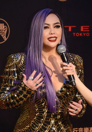 阿妹 / 阿密特選擇BVLGARI 頂級祖母綠戒指和Serpenti全新Eyes On Me系列珠寶玩混搭,氣勢十足