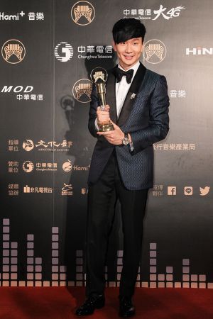 林俊傑雙色西裝搭配卡地亞Rotonde de Cartier神秘機芯腕錶、美洲豹鏤空戒指和鑽石胸針,帥氣十足