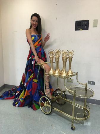 蔡依林擔任最佳國語女演唱人頒獎人的Jolin在上台前,還俏皮端出自己做的金曲伴手禮“翻糖獎盃”給入圍者,才華洋溢又逗趣
