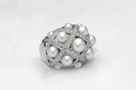 Matelassé Perles 高級珠寶系列1993年,Chanel 以珍珠結合菱格圖騰戒台,推出Matelassé Perles 高級珠寶系列,菱格紋首見於珠寶作品!