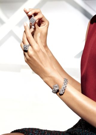 Signature de Chanel 高級珠寶系列2016年,Chanel 高級珠寶工坊首次推出以菱格紋圖騰為主軸的頂級珠寶系列,全系列共48 款,向靈感起源致敬。