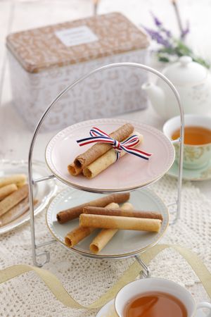 Afternoon Tea 顛覆中秋月餅印象 賦予國民點心新面貌 推歐風午茶蛋捲禮盒Afternoon Tea精選蛋捲禮盒 售價490元經典原味蛋捲(9支入2包)、香橙伯爵蛋捲(9支入2包)、巴西里起士蛋捲(9支入2包)、中秋品味券(價值290元)。