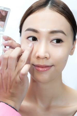 只要使用量少量即可輕易修飾瑕疵於無形。