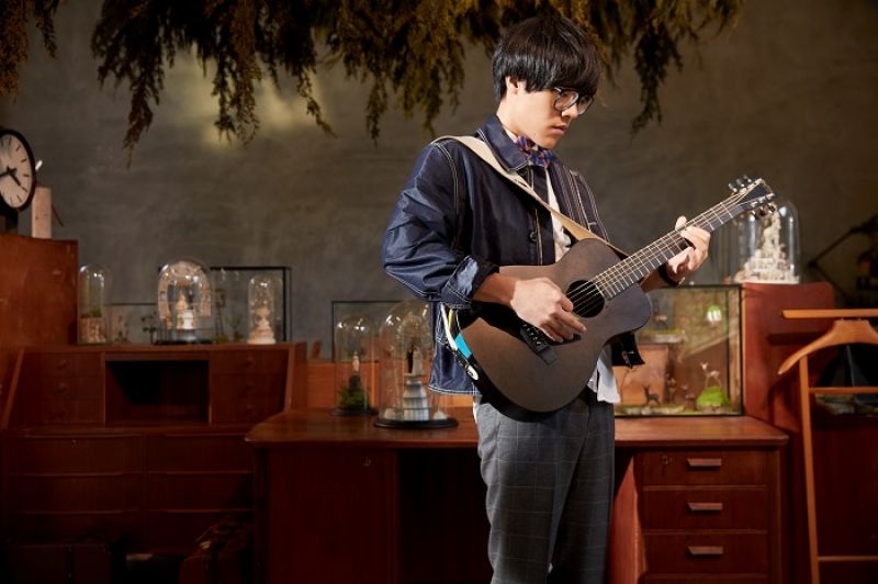 白襯衫,Blackbarrett;工人裝外套,Louis Vuitton;灰格紋西裝褲,Uniqlo。