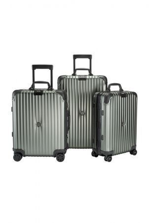 (左至右) MONCLER & RIMOWA 特別合作系列:歐規四輪登機箱(容積45升),NT$57,300;小型四輪行李箱(容積64升),NT$65,200;標準四輪登機箱(容積32升),NT$49,450。