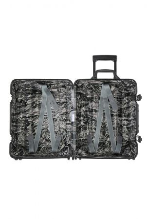 MONCLER & RIMOWA 特別合作系列行李箱採用 Moncler 為本次特別合作系列獨家設計的亮面絎縫迷彩印花襯裡