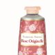L'OCCITANE 玫瑰花繡護手乳 限量 30ml NT.400:清爽質地,為雙手帶來完美呵護,柔嫩無瑕的觸感令人深深著迷…蘊含法國玫瑰精萃,伴隨雅致花香,舉手投足散發女性柔美氣息。