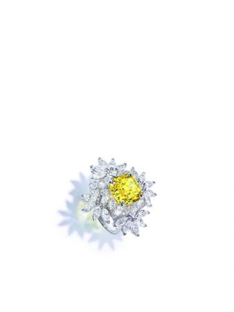 18K白金指環, 鑲飾單顆枕形切割黃鑽(FVY-VS2, 約重5.85克拉)、20顆馬眼形切割鑽石(約重2.80克拉)、76顆圓形美鑽(約重1.35克拉)、4顆公主式切割鑽石 (約重0.04克拉)