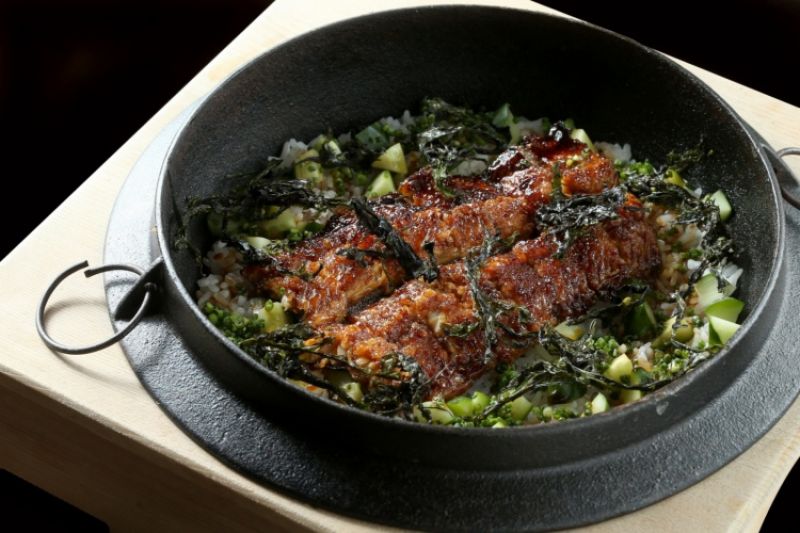 鰻魚釜飯_使用日本夏季最常使用的鰻魚,搭配米糠醃漬過的小黃瓜及安康細蔥,在暑氣正盛時補充元氣