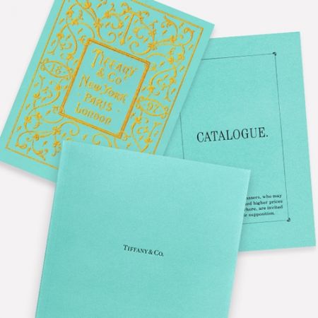 #Tiffany Blue Book1837年,品牌創辦人 Charles Lewis Tiffany 在紐約市開了一間文具飾品店,這可以說是 Tiffany 的前身,店裡銷售的產品多元,有文具、古玩與陶器,後來才陸續增加手錶、時鐘、銀器、黃金及鑽石珠寶等等。Tiffany 因應當時的市場銷售,出版了全美第一本郵購商品型錄,演變至今日,Tiffany Blue Book 則是刊載頂級珠寶的創意書。