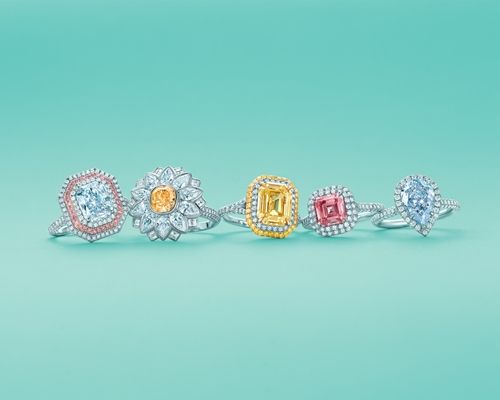 #鑽石之王從文具店到珠寶名家,關鍵是在1848年前後,Tiffany 大膽買下一批來自法國皇室珠寶,並開始將鑽石珠寶飾品介紹給消費者,紐約郵報也因此稱Tiffany先生為「鑽石之王The King of Diamond」,品牌逐漸開始受到國際矚目!