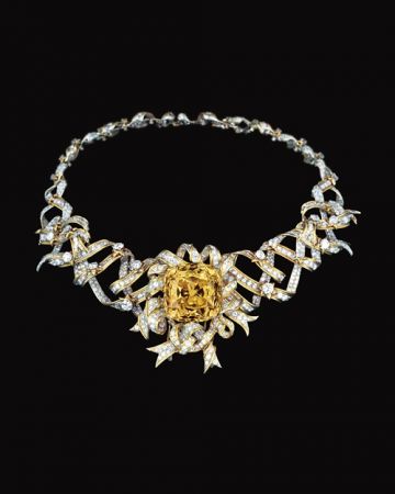 #Tiffany Diamond1878年,Tiffany 購入一顆重達287.41克拉的黃鑽,再花了七年的時間對其仔細研究,重新切割為128.54克拉、82個切割面的「Tiffany Diamond」,一直以來都是紐約總店的鎮店之寶,至今仍是歷史上最大、等級最高的黃鑽。