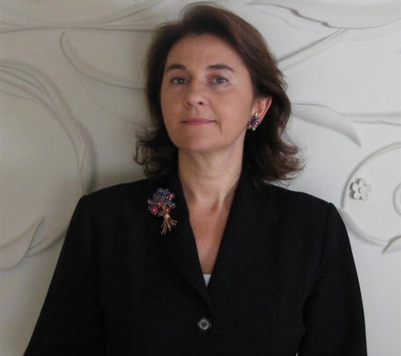 Van Cleef & Arpels 傳承典藏總監Catherine Cariou:「我從事珠寶相關工作已經有20年了。大約15歲的時候,我經常跟父母一起到拍賣會或是博物館,之後便愛上了珠寶。熱情,能帶妳走很遠的路!」