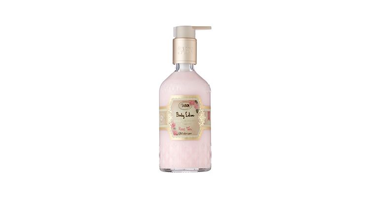玫瑰茶語身體乳液 200ml $1280玫瑰茶語身體乳蘊含Omega 3、6、7、9及維生素A、E,能快速被肌膚吸收,絲柔乳狀質地清爽不黏膩,為肌膚完成最後一道保水動作,肌質更上一層。