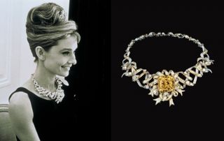《Breakfast at Tiffany’s第凡內早餐》(1961年)奧黛莉赫本在第五大道Tiffany & Co.精品店櫥窗前,吃甜甜圈喝咖啡,從櫥窗外望著裡頭的珠寶說著:「在那兒吃早餐不會不愉快!」劇情中出現的128.54克拉枕形明亮式切割黃鑽緞帶項鍊,正是出自Tiffany之手,那一顆黃鑽至今一直都是為紐約總店的鎮店之寶。