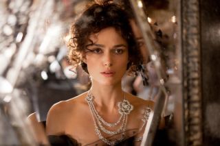 《安娜卡列尼娜 Anna Karenina》(2012年)根據俄國大文豪列夫托爾斯泰著作而改編的電影,拿下當年奧斯卡的最佳服裝設計獎項,女主角綺拉娜奈特莉在劇中每換上不同的細緻華服,由Chanel贊助的不同珠寶也跟著換上,恰如其分地為此角色增添貴族該有的氣勢。