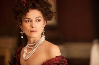 《安娜卡列尼娜 Anna Karenina》(2012年)根據俄國大文豪列夫托爾斯泰著作而改編的電影,拿下當年奧斯卡的最佳服裝設計獎項,女主角綺拉娜奈特莉在劇中每換上不同的細緻華服,由Chanel贊助的不同珠寶也跟著換上,恰如其分地為此角色增添貴族該有的氣勢。