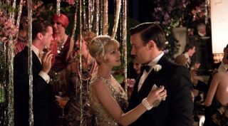 《大亨小傳 The Great Gatsby》(2013年)充斥著財富、珠光寶氣的20年代美國夢,當然需要閃亮Art Deco風格珠寶來完整畫面!Tiffany & Co.曾表示:我們的歷史作品中,有許多20年代的華麗創作,這正是我們為此電影打造珠寶的設計基礎。另外,小說作者本人是Tiffany愛用者,而Tiffany的首位設計總監Louis Comfort Tiffany,也是小說裡所描述的紐約長島社交圈一員。