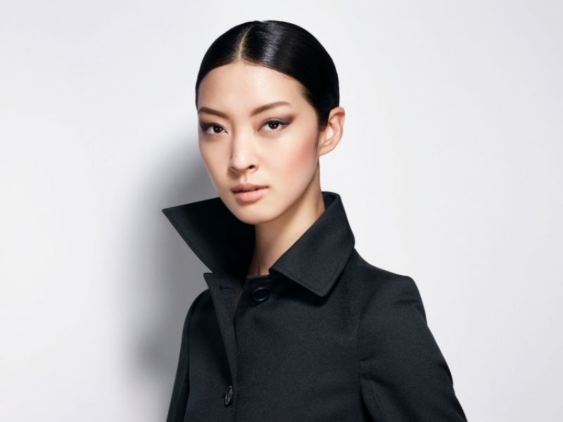三角形 - 知性、神秘、獨特利用三角形的形狀和角度突顯臉部重點,將妝感轉變為時尚知性,並帶有神秘氣質。 重點提示眉形自然的弧狀眼周塗抹三角形眼影塗抹三角形頰彩清晰分明的唇形