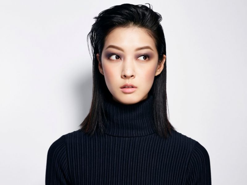 方形 - 沉穩、成熟、嫵媚、優雅正方形妝容可賦予成熟幹練的妝感。藉由改變眉形設計以及在眼周和雙頰打上陰影,大幅改造圓形妝容而成的妝感。 重點提示眉形自然平直眼周塗抹方形陰影塗抹方形頰彩更迷人的唇線