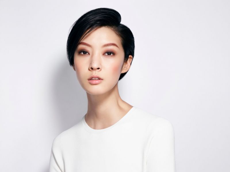 圓形 - 溫柔、恬靜、浪漫、快樂圓形妝容可增進原有天真甜美的妝感,甚至襯托出特有的年輕貌美。 重點提示眉形自然圓弧柔和眼周塗抹極細的圓框眼影塗抹柔美的圓形頰彩柔嫩圓潤的豐唇