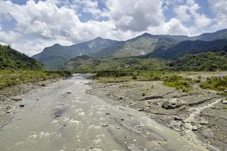 災後村民放棄開挖,政府從楠梓仙溪對岸另闢台29線,保留小林原址。從植被顏色可看出獻肚山曾大型崩塌,底下掩蓋親人的重重土石如今已青草繁茂。