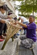 68歲的徐大林在部落小旅行體驗課程中傳授「笴」的製法。風災後像徐大林這樣的長者成為部落珍寶,手藝精巧的大林阿伯希望能將傳統大武壠的器具和工法一一重現保存。