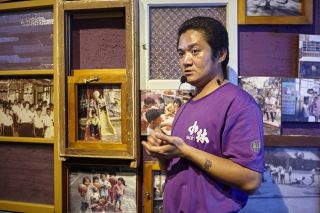 「我只剩自己一個人,很難過,也只能哭,心理醫師看了兩三年,也自殺好幾次,但死不了,很痛苦,這幾年才慢慢走出來。」潘原明和許多小林青年一樣,事發當時人在外地,透過電視跑馬燈得知噩耗。如今他住在五里埔社區,擔任「小林平埔文物館」導覽解說員,正在介紹風災中罹難的小林國小孩童。