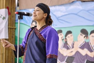 品岑是四個孩子的媽,日光小林的大鼓陣、大滿舞團、十字繡文創產品,甚至麗玉阿姨的廚房都有她默默付出的身影。她發願能將大滿舞團的故事撰寫成書,為族人在風災後的努力留下珍貴的紀錄。