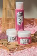 早在日本蟬連許久銷售寶座,不僅是代購的熱門清單,也是日女星的愛用瑰寶!而現在台灣即將引進,就在8月首度開賣!由日本混血名模Rola代言的黑糖精系列共推出3款商品,透潤化粧水、彈力多效記形凝凍、彈力多效記形凝凍UV等,每一瓶都具備多重功效,為你解除在早晨瓶瓶罐罐的窘境,還能多睡五分鐘呢!
