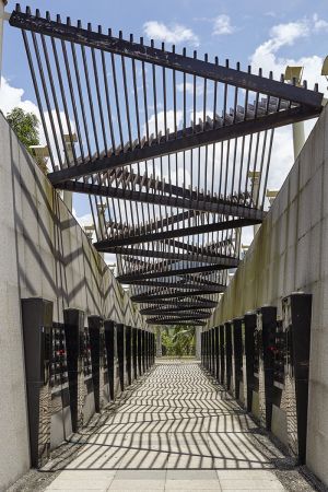 小林紀念公園「苦路」兩側的追思牆上,刻了462位逝者的姓名,名牌旁留有洞孔可供親屬獻花悼念。遺族爭取在旁另建公祠,供奉罹難者的共同牌位,定時舉辦法會祭祀。