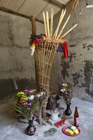 大武壠族的祖靈一般都稱「太祖」或「番太祖」,早期被稱為「Kuva祖」(kuva為大武壠語「公廨」之意)。公廨不拜偶像,正中央的「向柱」及「向笴」便象徵太祖所在。相傳太祖共有七姊妹,所以祭品都要準備七份。(圖為阿里關公廨內部)