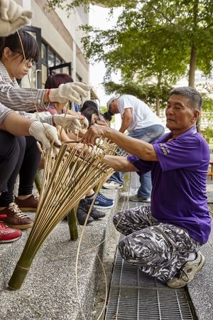 68歲的徐大林在部落小旅行體驗課程中傳授「笴」的製法。風災後像徐大林這樣的長者成為部落珍寶,手藝精巧的大林阿伯希望能將傳統大武壠的器具和工法一一重現保存。