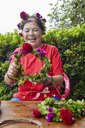 若團長阿亮交代,春美阿嬤就會一早起來剪雞冠花和圓仔花做表演用的花環,「這些少年仔在外面有好的工作機會,卻歡喜回來,寫計畫,為社區付出,我很感謝他們,不然只剩我們一些老人也無聊。」