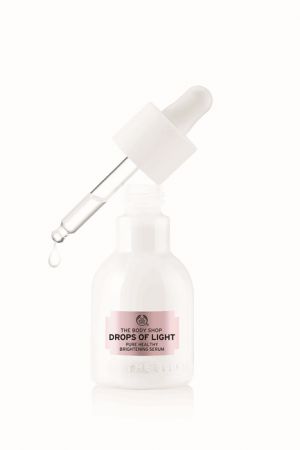 TOP10 - 煥白晶透精華液 $1,980 30ml蘊含珍貴的北大西洋深海紅藻、維他命C衍生物、玻尿酸及純淨蘆薈萃取等頂級濃縮的複方煥白菁萃,質地細緻易吸收;搭配按摩能深層潤澤修護肌底、提升肌膚自我防禦力,溫和代謝肌膚黑色素角質。使臉部肌膚緊緻煥白、散發水嫩透亮的光采。
