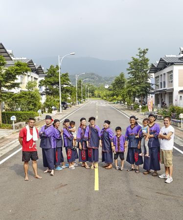 在自救會與重建協會爭取自主興建的努力下,位於杉林的「日光小林」是最後動工的永久屋社區,仿照原小林村的街道配置和住家形式「把家蓋回來」。這裡也有一條「忠義路」,訴盡他們對原鄉的思念。