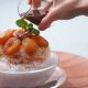 Top 1杏桃鬆餅屋來自日本表參道的杏桃鬆餅屋,為炎熱的夏季推出全新季節冰品,先看這款巴爾薩義醋蜂蜜杏桃冰,美味的杏桃果肉就這樣擺放在剉冰上,用料絲毫不手軟,淋上帶點酸味的蜂蜜醬汁,吃一口就能感受到清涼的暢快!另外還有北海道煉乳覆盆子剉冰,甜蜜的口感中藏有一絲酸酸的覆盆子,超級順口不禁讓人想一口接著一口!喜歡喝咖啡的你也別錯過北海道戀人冰晶咖啡,香醇濃郁的咖啡遇上剉冰,再淋上煉乳,苦中帶甜的滋味,令人回味無窮。