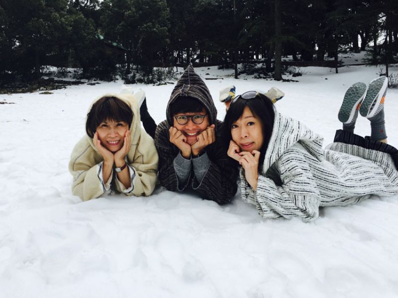 很難想像在非洲可以在雪地裡打滾吧?