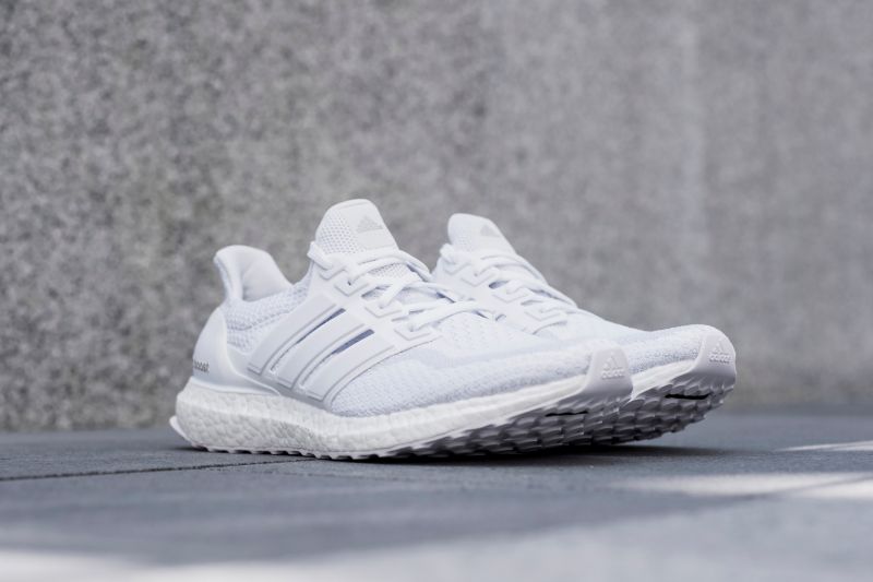 男鞋:AQ5929 / $5,690;尺寸:UK7-12.5女鞋:AQ5934 / $5,690;尺寸:UK4-7