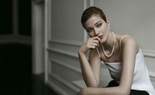 MIKIMOTO 2016秋冬全新形象大片,模特兒配戴MIKIMOTO頂級日本Akoya真珠串鍊。