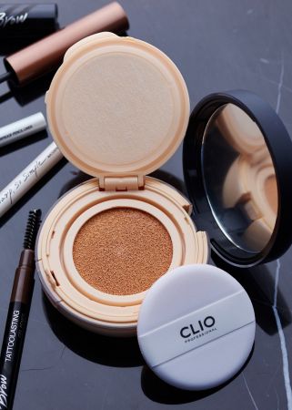 CLIO「光感無瑕氣墊粉餅」它算是一款進化型的氣墊粉餅,針對亞洲氣候及亞洲人膚質所打造,完美承襲粉底液及氣墊粉餅優點,集持久與遮瑕度於一體,輕拍出完美裸肌。
