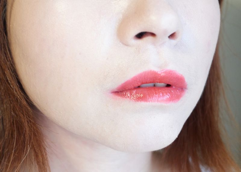 使用的色號是CLIO「光撩鏡感羽絨唇膏」01時尚漾紅,而且我發誓我沒擦護唇膏,根本太滋潤了吧!!!