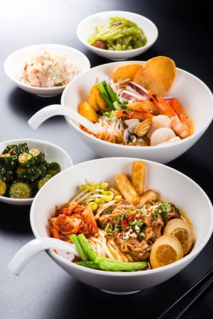前為首爾泡菜牛肉麵-後為新加坡叻沙海鮮麵