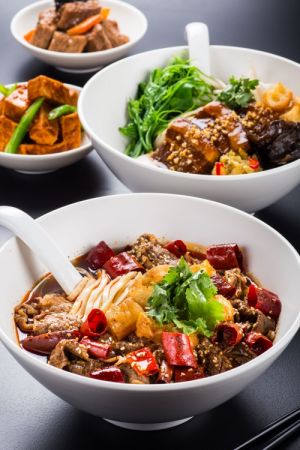 前為重慶水煮牛肉麵-後為上海東坡乾拌麵