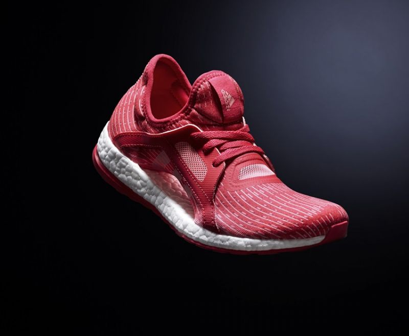 PureBOOST X全新亮火紅配色鞋款,售價NT$ 3,690